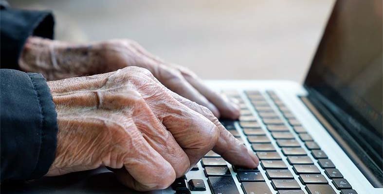 Cursos online capacitam idosos para o mercado de trabalho