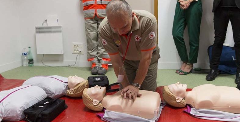 Des secouristes lancent le premier cours en ligne gratuit de formation complète aux premiers secours