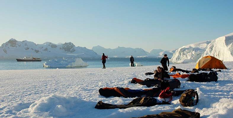إير بي إن بي تطلق رحلة مجانية إلى أنتاركتيكا لـ5 مغامرين